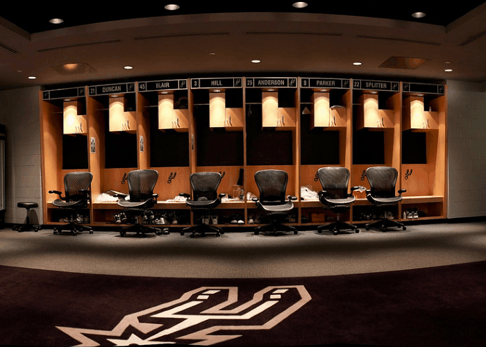 center-main-spurs-lockerroom
