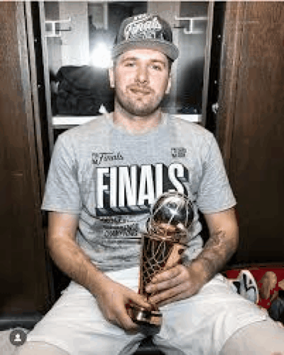 luka-lockerroom-c.webp