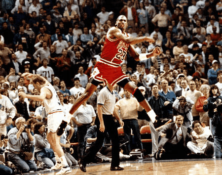 michael-jordan-von-den-chicago-bulls-feiert-nach-dem-siegtreffer-BTTN400x.webp
